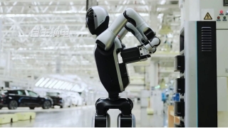 Robot Trung Quốc tự thay pin trong 3 phút, mở ra kỷ nguyên nhà máy 24/7