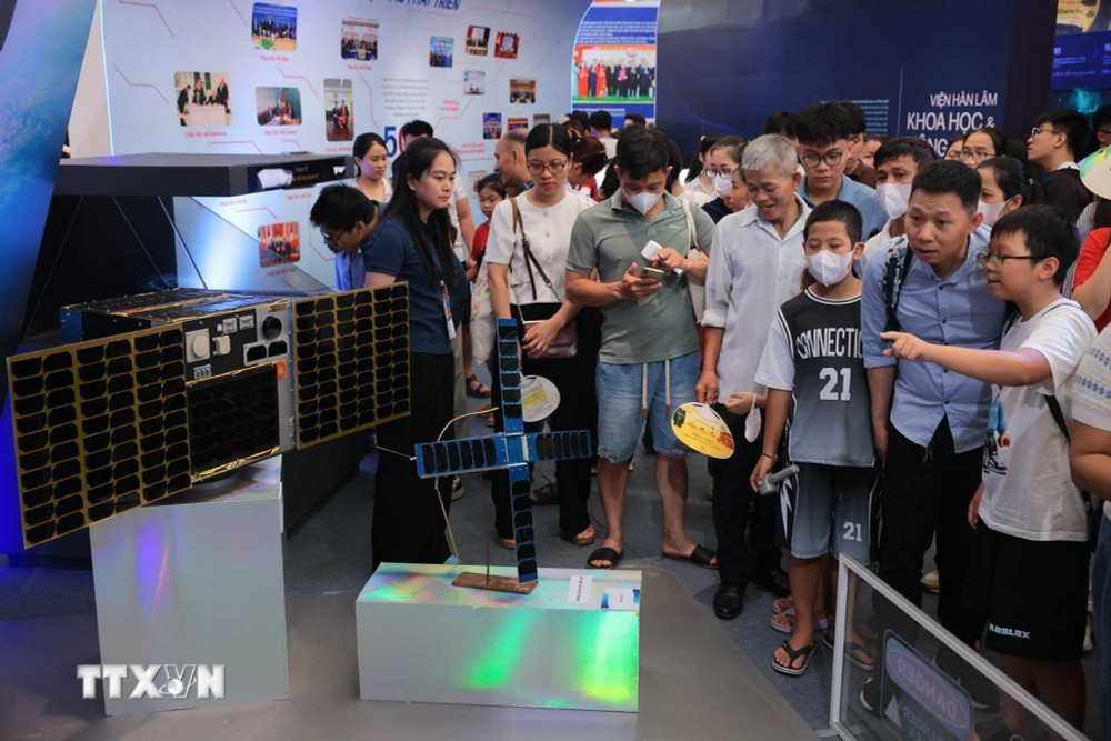 Khu Công nghệ vũ trụ giới thiệu các sản phẩm vệ tinh được các nhà khoa học của Viện nghiên cứu, phát triển. (Ảnh: Hoàng Hiếu/TTXVN) ttxvn-2005-vien-han-lam-khoa-hoc-cong-nghe.jpg