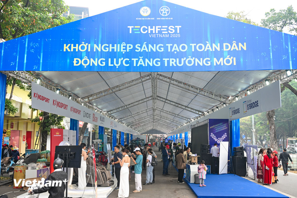 Ảnh của Nhiều trải nghiệm công nghệ hấp dẫn tại sự kiện Techfest 2025 trên Phố đi bộ Hồ Hoàn Kiếm