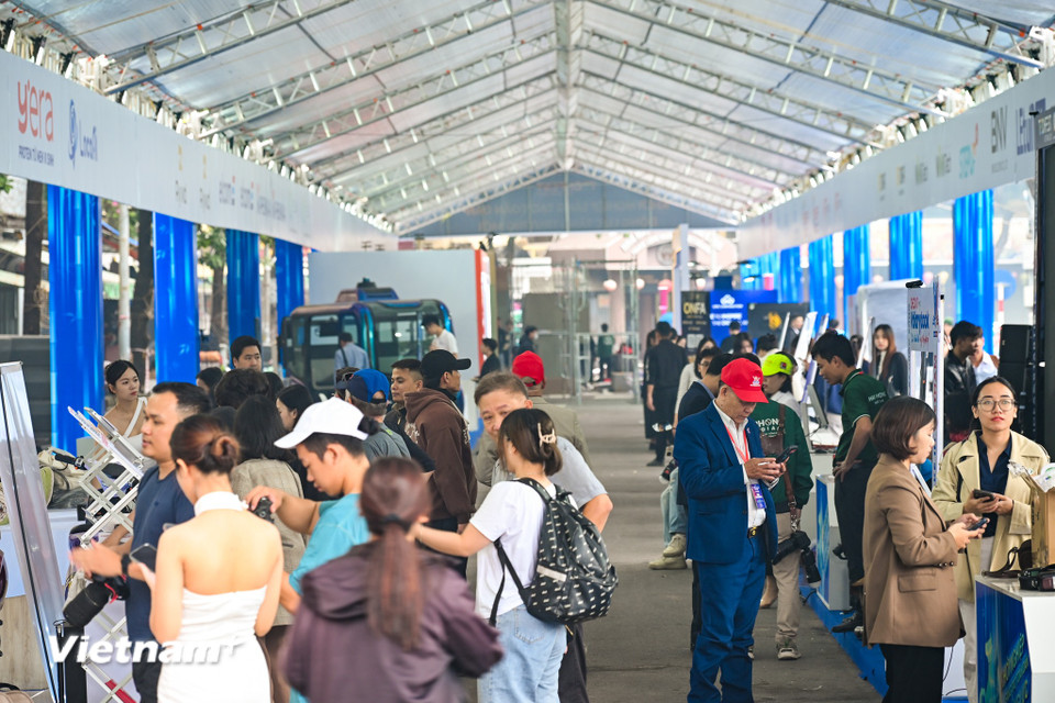 Ảnh của Nhiều trải nghiệm công nghệ hấp dẫn tại sự kiện Techfest 2025 trên Phố đi bộ Hồ Hoàn Kiếm
