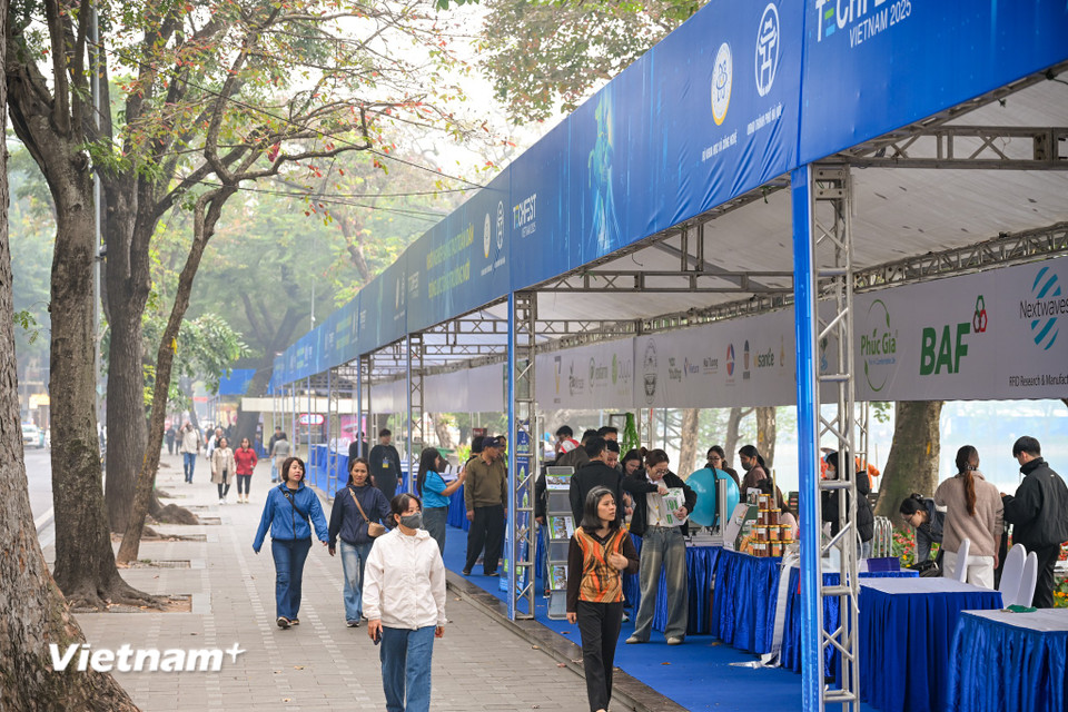 Ảnh của Nhiều trải nghiệm công nghệ hấp dẫn tại sự kiện Techfest 2025 trên Phố đi bộ Hồ Hoàn Kiếm