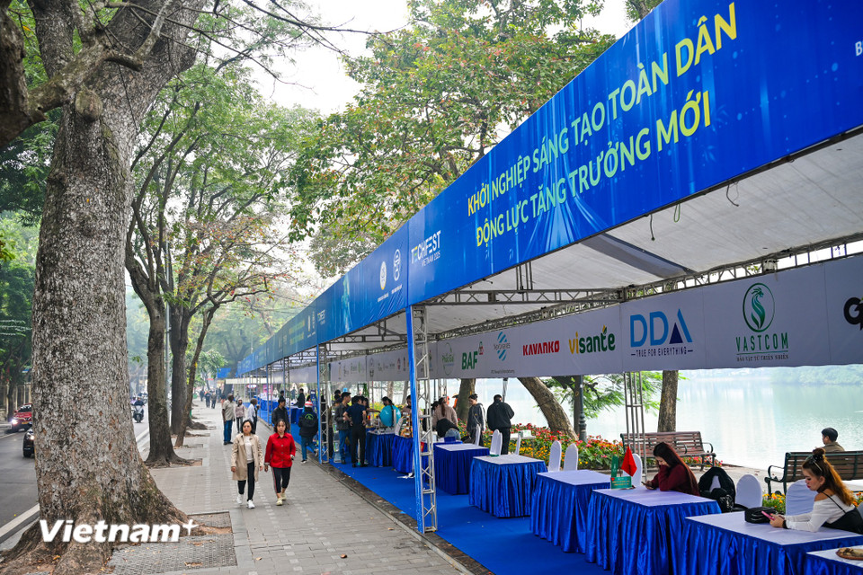 Ảnh của Nhiều trải nghiệm công nghệ hấp dẫn tại sự kiện Techfest 2025 trên Phố đi bộ Hồ Hoàn Kiếm