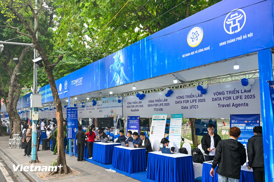 Ảnh của Nhiều trải nghiệm công nghệ hấp dẫn tại sự kiện Techfest 2025 trên Phố đi bộ Hồ Hoàn Kiếm