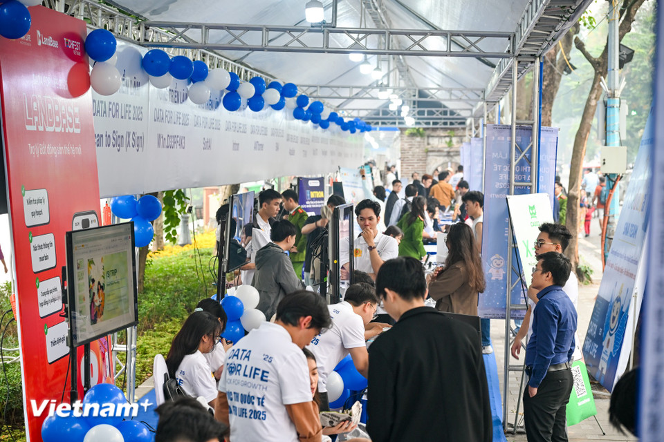 Ảnh của Nhiều trải nghiệm công nghệ hấp dẫn tại sự kiện Techfest 2025 trên Phố đi bộ Hồ Hoàn Kiếm