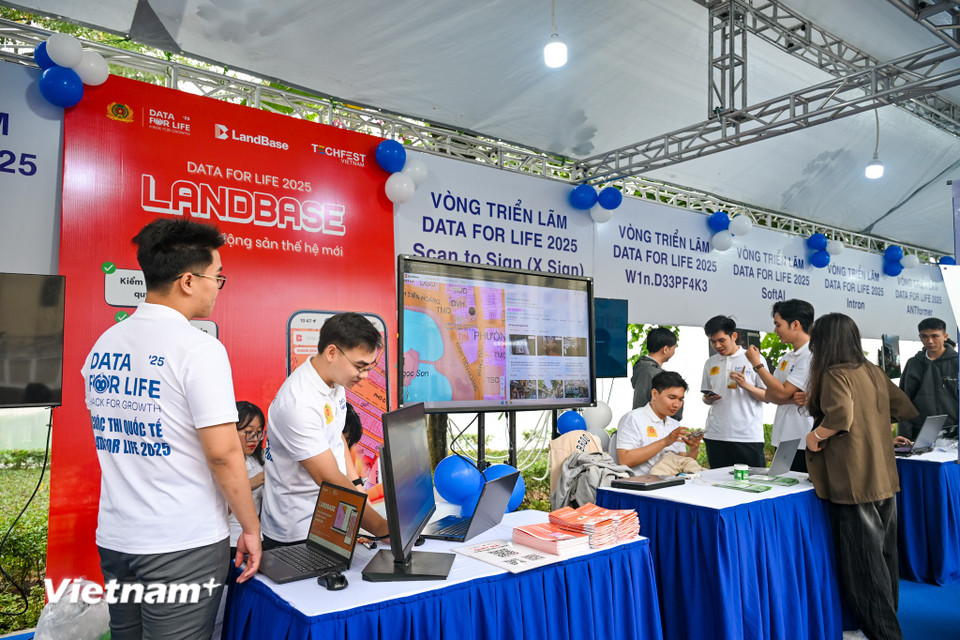 Ảnh của Nhiều trải nghiệm công nghệ hấp dẫn tại sự kiện Techfest 2025 trên Phố đi bộ Hồ Hoàn Kiếm