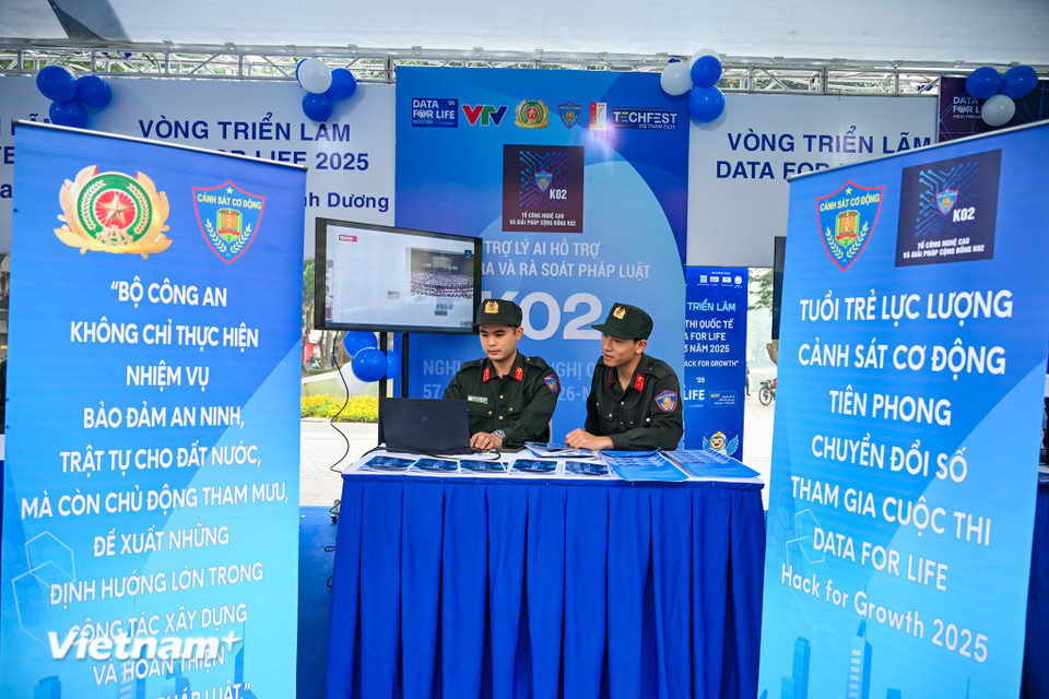 Ảnh của Nhiều trải nghiệm công nghệ hấp dẫn tại sự kiện Techfest 2025 trên Phố đi bộ Hồ Hoàn Kiếm