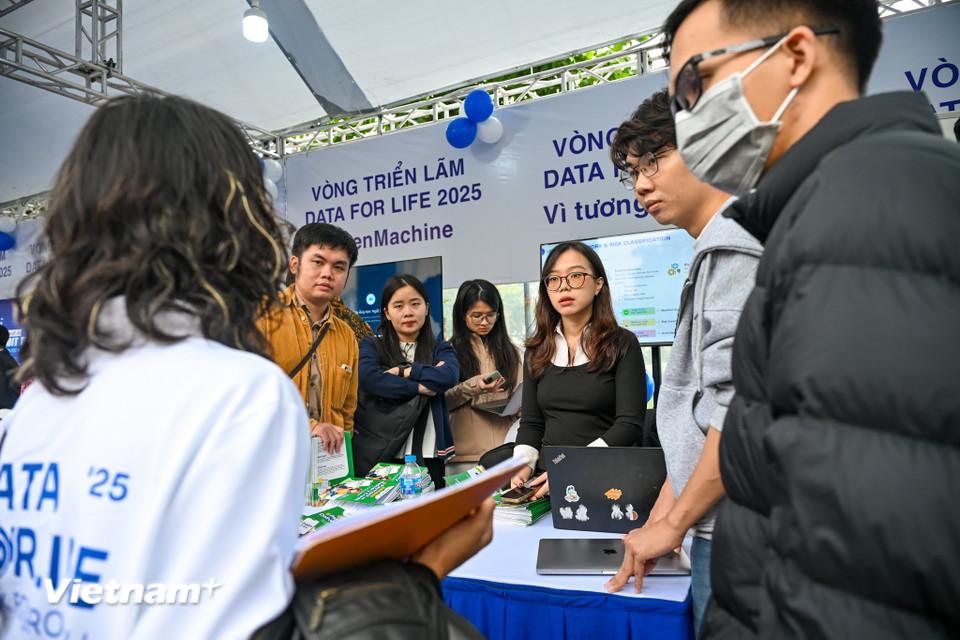 Ảnh của Nhiều trải nghiệm công nghệ hấp dẫn tại sự kiện Techfest 2025 trên Phố đi bộ Hồ Hoàn Kiếm