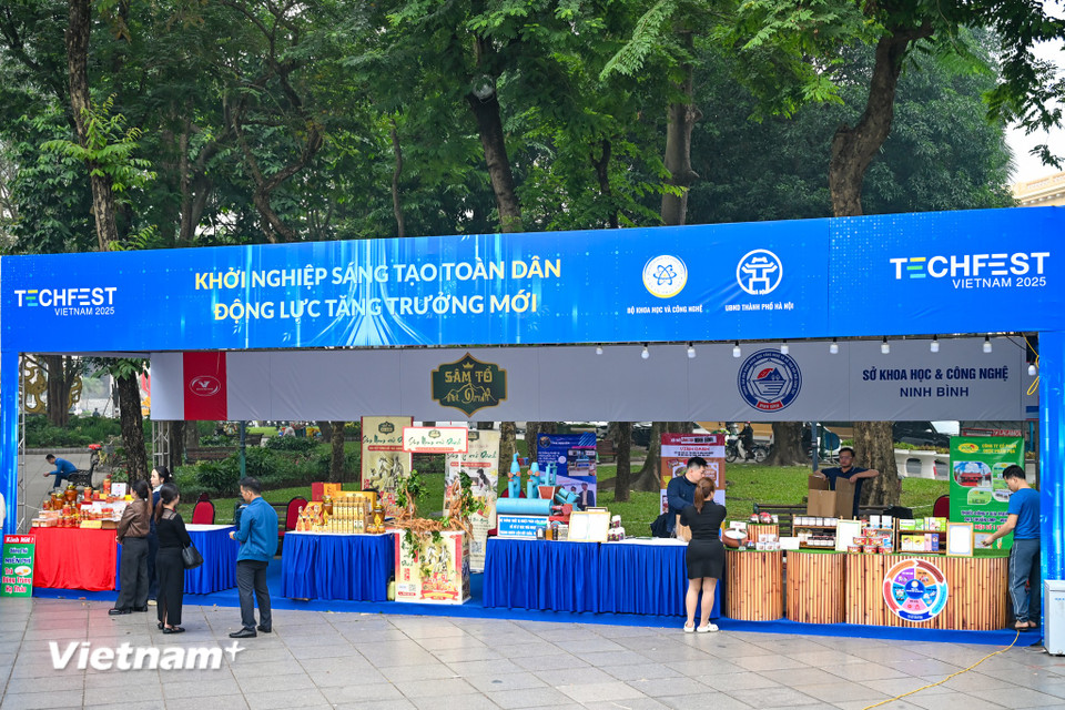 Ảnh của Nhiều trải nghiệm công nghệ hấp dẫn tại sự kiện Techfest 2025 trên Phố đi bộ Hồ Hoàn Kiếm