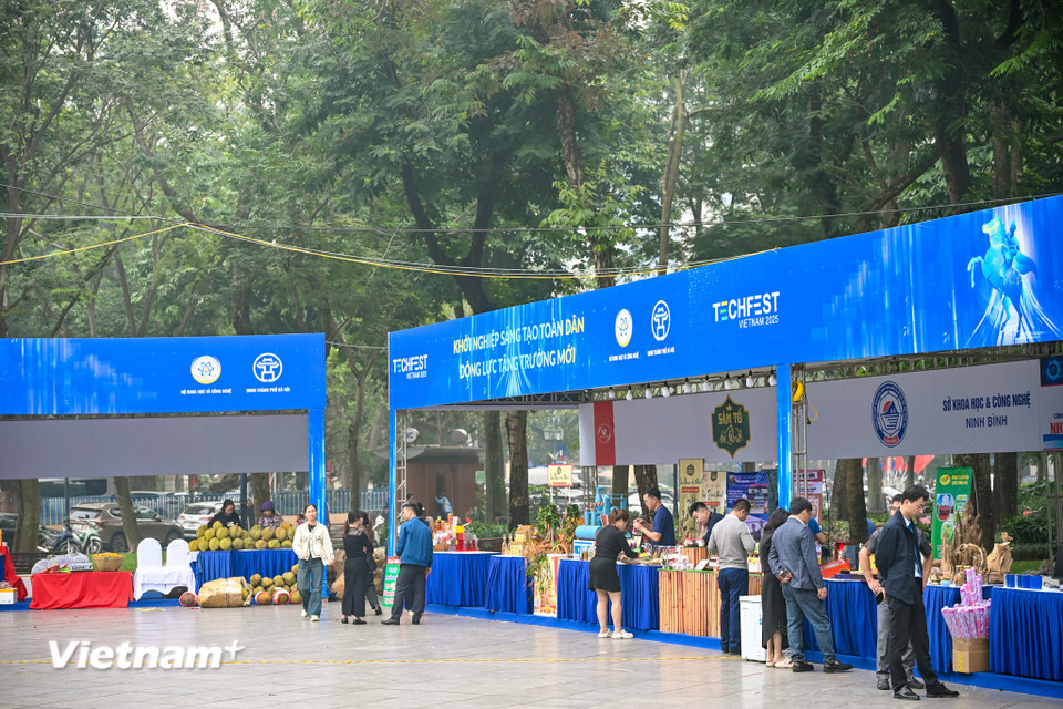 Ảnh của Nhiều trải nghiệm công nghệ hấp dẫn tại sự kiện Techfest 2025 trên Phố đi bộ Hồ Hoàn Kiếm