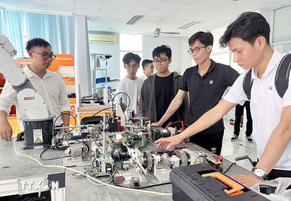 ttxvn-thanh-pho-ho-chi-minh-no-luc-hoan-thien-he-sinh-thai-nghien-cuu-dao-tao-vi-mach-ban-dan-7296610.jpg