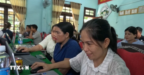 Đà Nẵng: Cán bộ, giáo viên băng rừng, lội suối đến lớp học AI