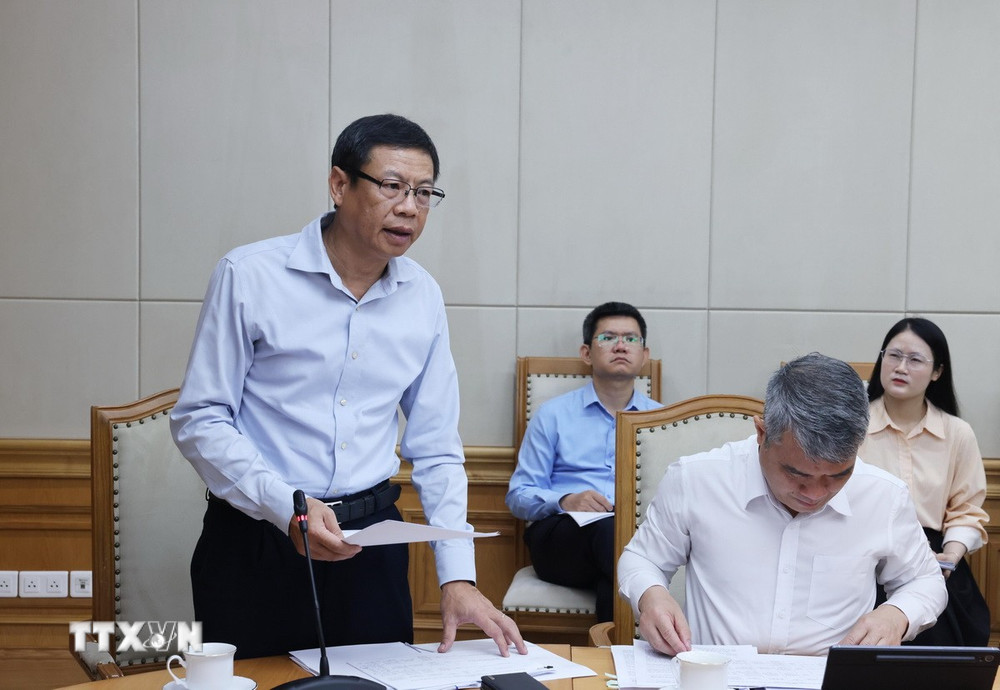 ttxvn-pho-thu-tuong-ho-quoc-dung-hop-ve-nghi-dinh-huong-dan-luat-cong-nghe-cao-1.jpg