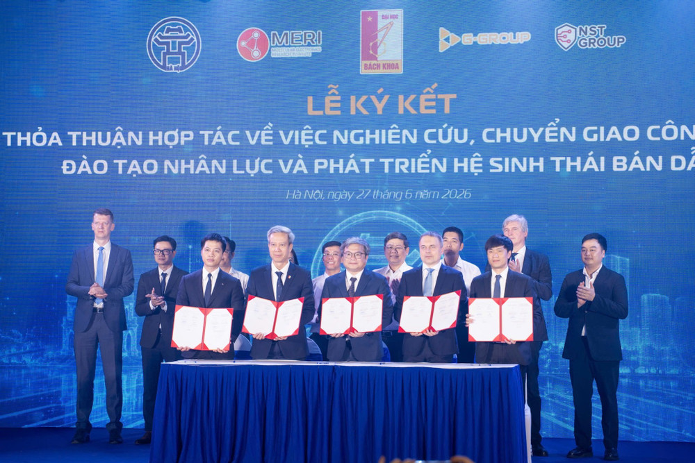 Uỷ ban Nhân dân thành phố Hà Nội cũng đã ký thỏa thuận hợp tác với 5 đơn vị về đào tạo nguồn nhân lực, nghiên cứu chuyển giao công nghệ trong phát triển hệ sinh thái bán dẫn. (Ảnh: Nhật Minh)