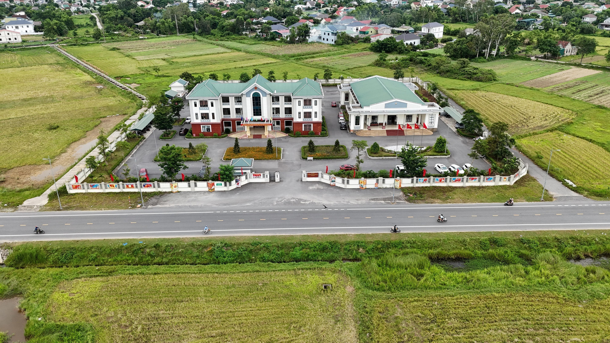chinh-quyen-dia-phuong-2-cap-buoc-tien-nang-cao-hieu-qua-phuc-vu-nguoi-dan-ha-tinh-8125515-3.jpg