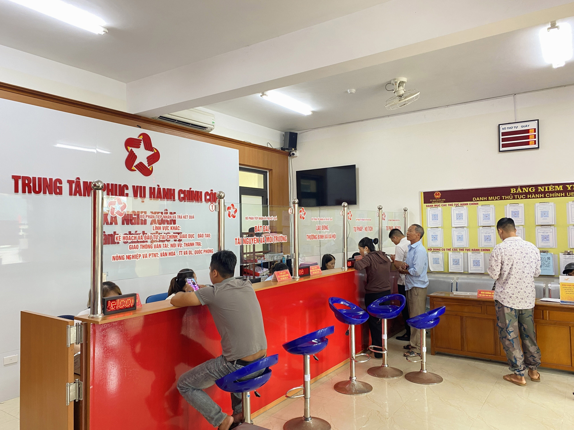 chinh-quyen-dia-phuong-2-cap-buoc-tien-nang-cao-hieu-qua-phuc-vu-nguoi-dan-ha-tinh-8125515-1.jpg
