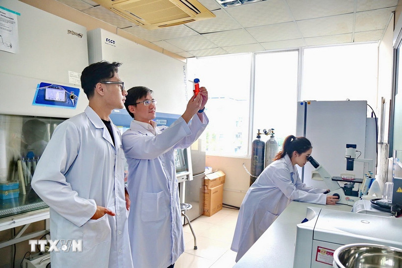 "Muốn giữ chân nhân tài khu vực công, không thể chỉ dựa vào lương"