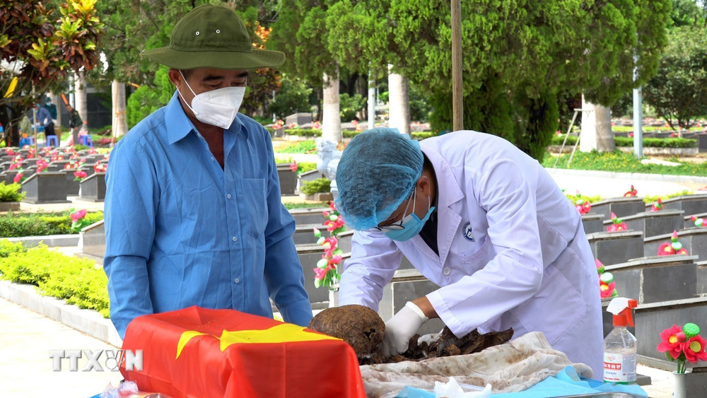ttxvn-gia-lai-hai-cot-liet-sy-adn-2.jpg