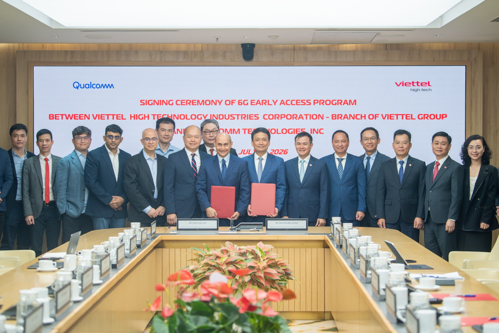 tong-giam-doc-viettel-high-tech-nguyen-minh-quang-ky-ket-chuong-trinh-truy-cap-som-nen-tang-6g-cung-ong-durga-malladi-pho-chu-tich-dieu-hanh-kiem-tong-giam-doc-phu-trach-hoach-dinh-cong-1.jpg