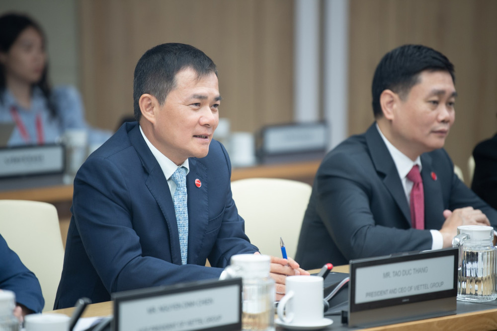 ong-tao-duc-thang-chu-tich-kiem-tong-giam-doc-tap-doan-viettel-trao-doi-cung-qualcomm-technologies.jpg