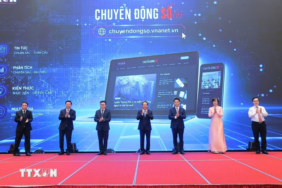 Các đại biểu thực hiện Nghi thức khai trương chuyên trang thông tin "Chuyển động số" của TTXVN. (Ảnh: Minh Quyết/TTXVN)