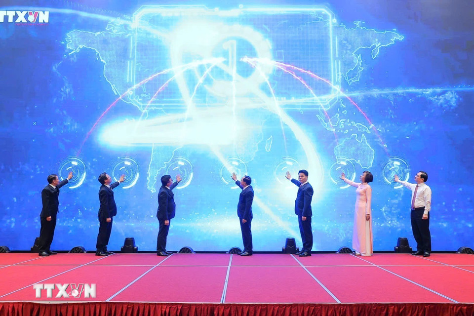 Các đại biểu thực hiện Nghi thức khai trương chuyên trang thông tin "Chuyển động số" của TTXVN. (Ảnh: Minh Quyết/TTXVN)