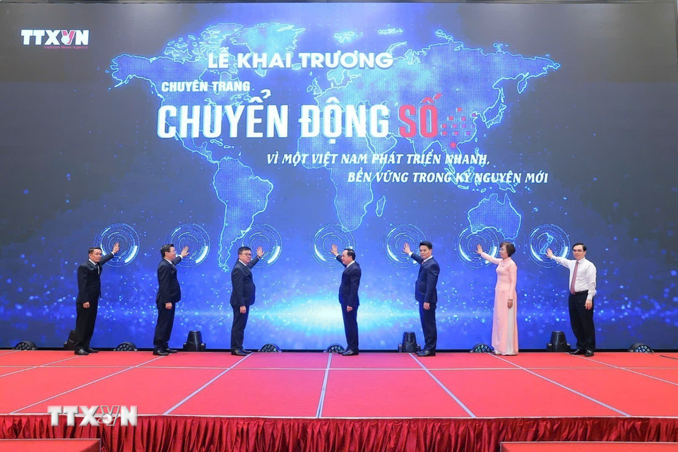 Các đại biểu thực hiện Nghi thức khai trương chuyên trang thông tin "Chuyển động số" của TTXVN. (Ảnh: Minh Quyết/TTXVN)