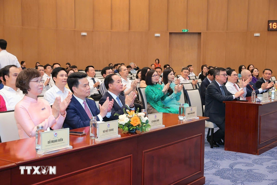 Các đại biểu dự lễ khai trương chuyên trang Chuyên trang thông tin “Chuyển động số.” (Ảnh: Minh Quyết/TTXVN)