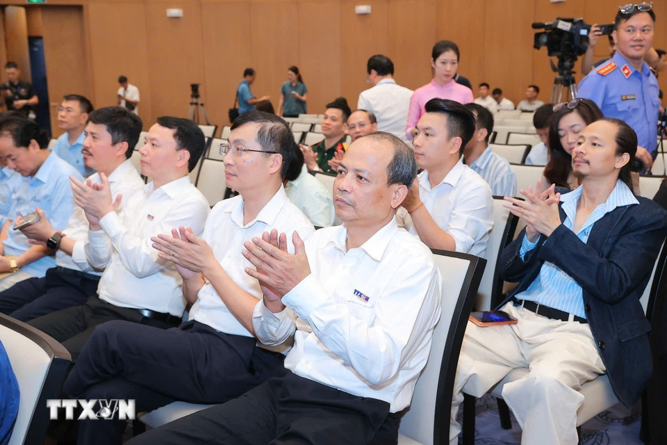 Các đại biểu dự khai trương chuyên trang thông tin "Chuyển động số" của TTXVN. Ảnh: Minh Quyết - TTXVN