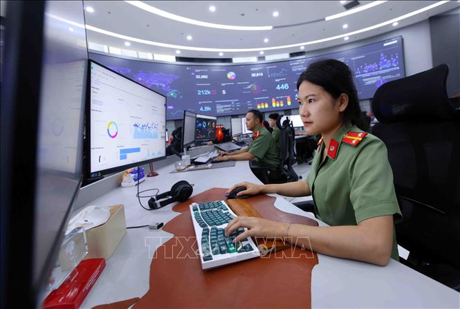 Giây phút căng thẳng của một cán bộ an ninh mạng. Càng trong tình huống áp lực, họ càng phải tỉnh táo hơn đối thủ. Ảnh: Phạm Kiên - TTXVN