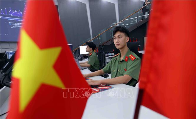 Bảo vệ vững chắc chủ quyền số quốc gia trên không gian mạng là trách nhiệm và nghĩa vụ thiêng liêng của mỗi người chiến sĩ Cục An ninh mạng và phòng, chống tội phạm sử dụng công nghệ cao. Ảnh: Phạm Kiên - TTXVN