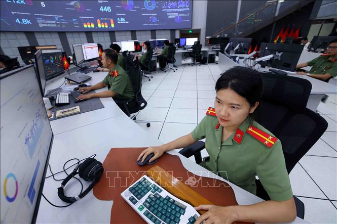 Tinh thần làm việc luôn được duy trì sự nghiêm túc, tập trung tại khu vực làm việc của những người lính bảo vệ vững chắc chủ quyền số quốc gia trên không gian mạng. Ảnh: Phạm Kiên - TTXVN