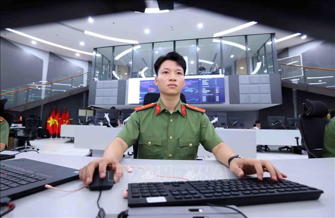 Mắt không rời màn hình, tay gõ phím liên tục, những người lính lực lượng An ninh mạng là những "người gác đền" chặn đứng sự cố trước khi nó kịp xảy ra. Ảnh: Phạm Kiên - TTXVN