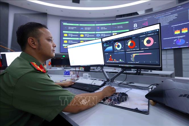 Cán bộ, chiến sĩ Cục An ninh mạng và phòng, chống tội phạm sử dụng công nghệ cao theo dõi biểu đồ xu hướng mã độc, đánh giá trực tiếp các nguy cơ trên không gian ảo. Ảnh: Phạm Kiên - TTXVN