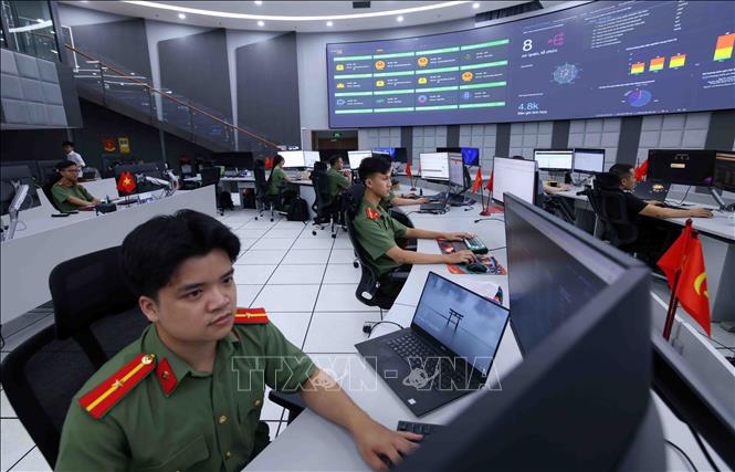 Cuộc chiến của lực lượng An ninh mạng với tin tặc là một cuộc chiến thực sự - không tiếng súng, không kẻ thù lộ mặt, nhưng hậu quả nếu thua thì hàng triệu người dân sẽ cảm nhận ngay lập tức. Ảnh: Phạm Kiên - TTXVN