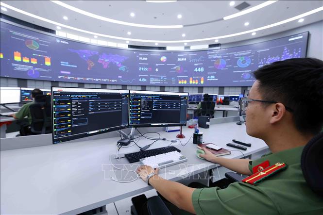 Việc thường ngày của những cán bộ, chiến sĩ an ninh mạng là màn hình máy tính với những dòng lệnh quan trọng. Ảnh: Phạm Kiên - TTXVN