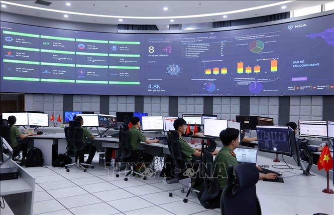 Không khoan nhượng với bất kỳ sơ hở nào, dù là nhỏ nhất, cán bộ, chiến sĩ lực lượng an ninh mạng liên tục rà soát sâu vào kiến trúc hệ thống. Ảnh: Phạm Kiên - TTXVN