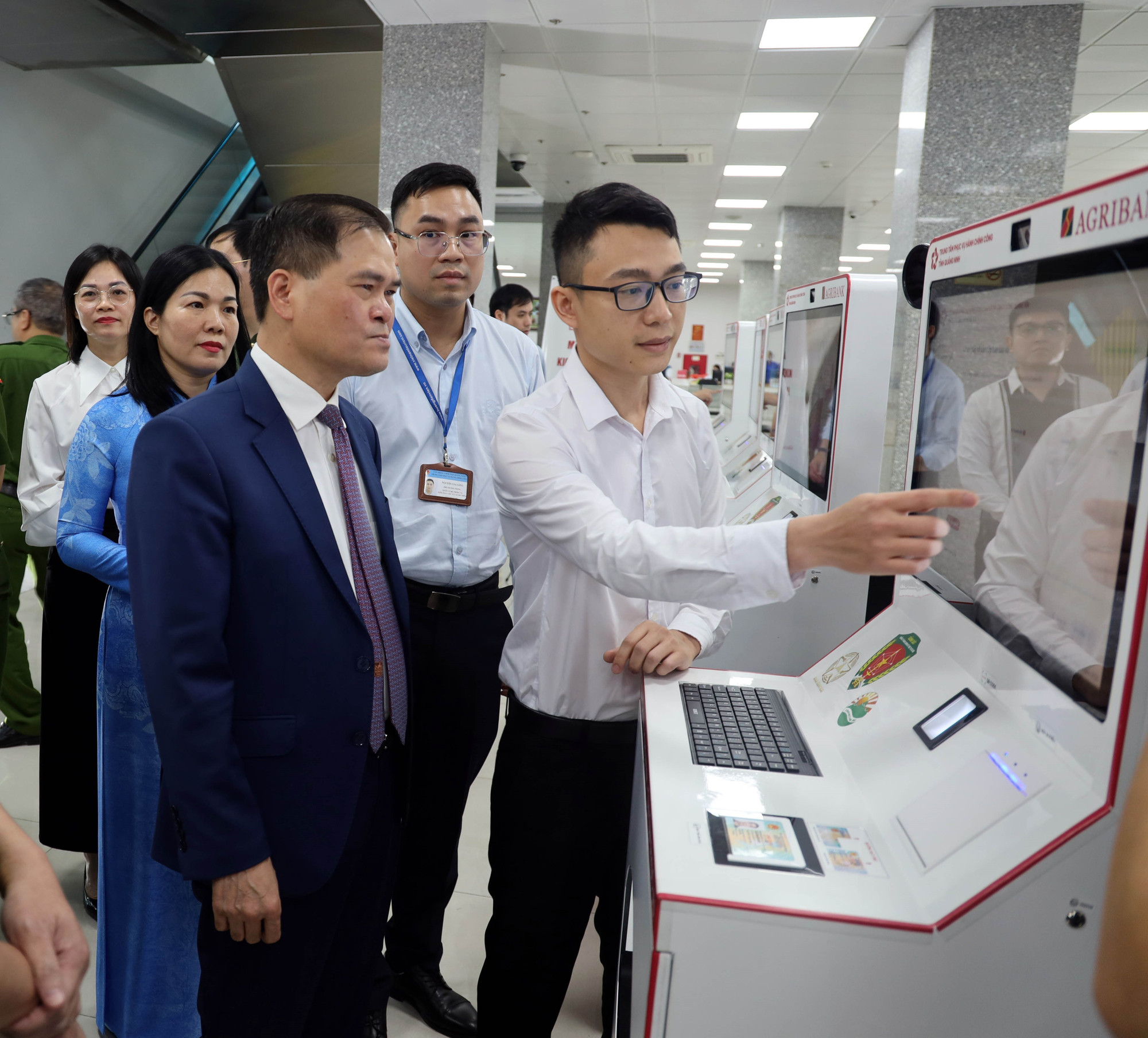 vna-potal-quang-ninh-ra-mat-mo-hinh-kiosk-thong-minh-va-he-thong-xac-thuc-cap-ban-sao-so-dien-tu-8733362.jpg