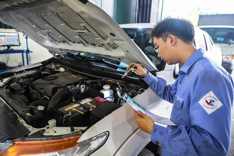 Bộ Xây dựng nói gì về việc đạp thốc ga khi đưa xe ôtô đi đăng kiểm?