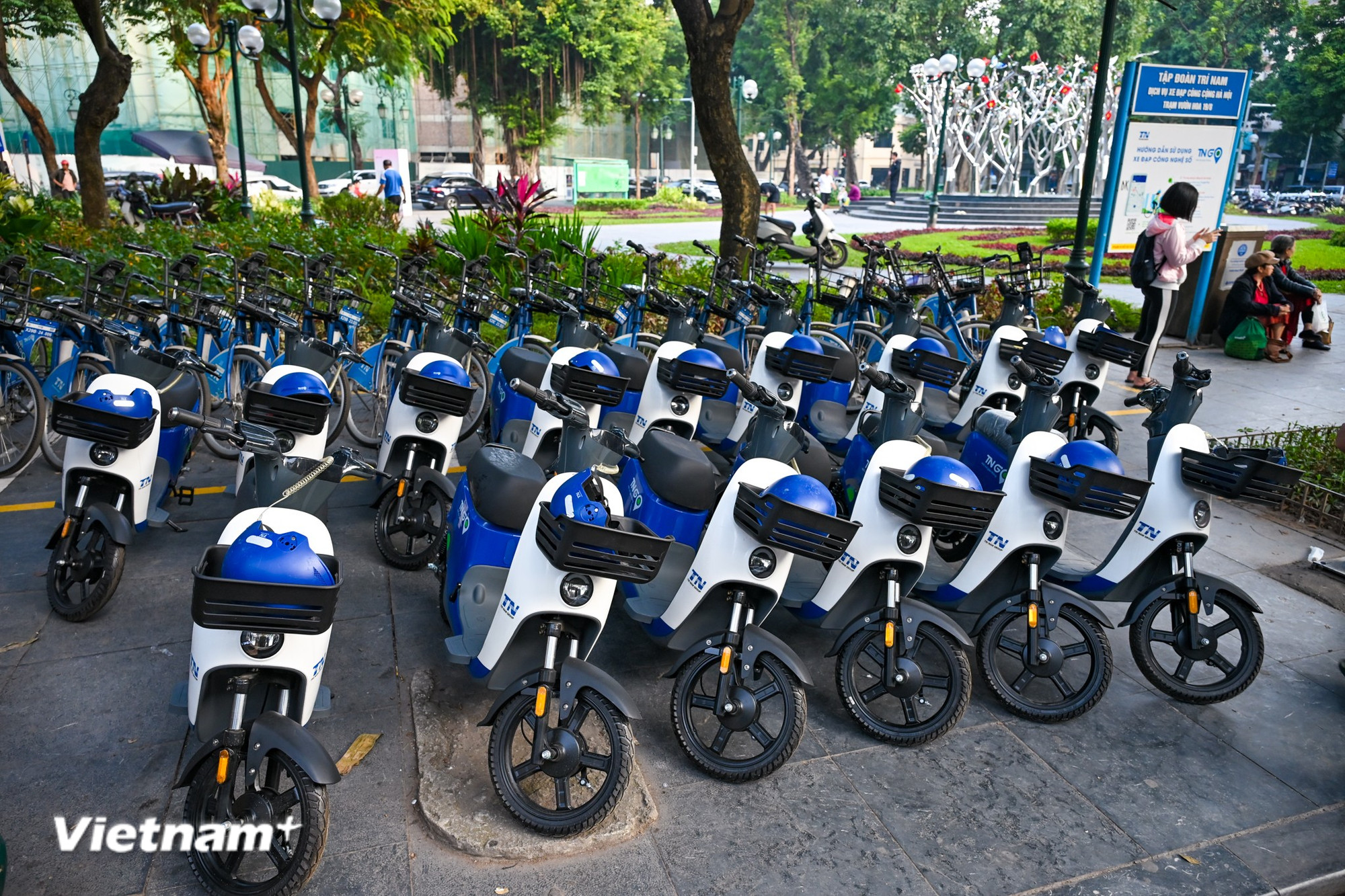 Chiều ngày 1/12 tại khu vực Nhà hát lớn (Hà Nội) xuất hiện một mẫu xe điện mới tại khu vực trạm xe đạp công cộng. Qua tìm hiểu, từ ngày 1/12 TNG - đơn vị triển khai dịch vụ xe đạp công cộng lần đầu tiên đưa loại hình xe điện 2 bánh công cộng vào hoạt động. (Ảnh: Minh Sơn/Vietnam+)