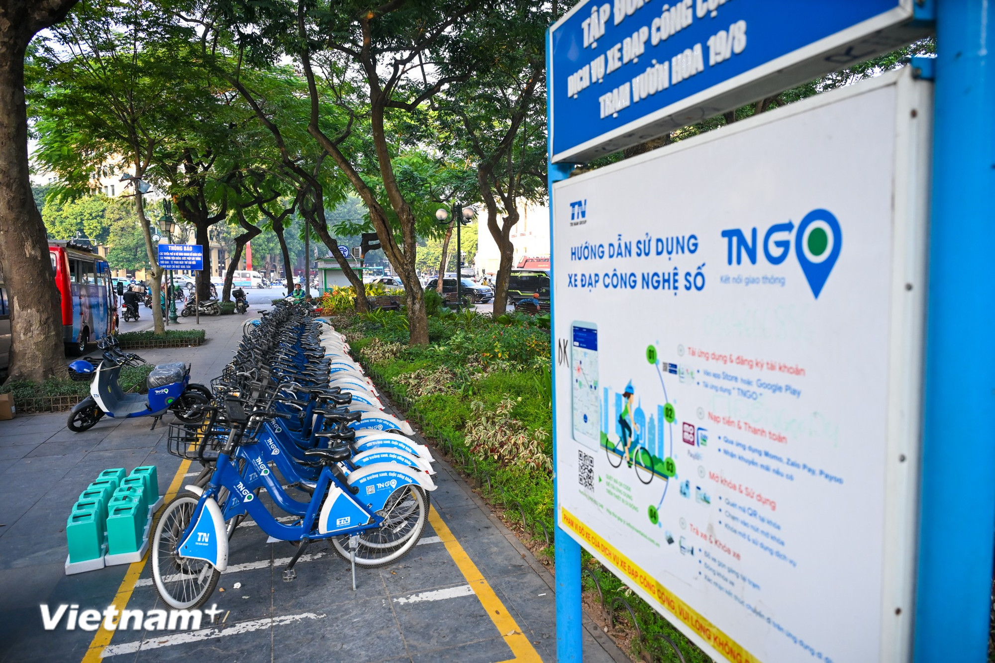 Từ tháng 12 năm nay đến quý I/2026, Công ty có kế hoạch đưa hơn 5.000 xe đạp điện 2 bánh vào hoạt động trong khu vực nội đô Hà Nội. Đây cũng là loại hình xe đạp điện công cộng đầu tiên được triển khai tại Hà Nội và cả nước. (Ảnh: Minh Sơn/Vietnam+)