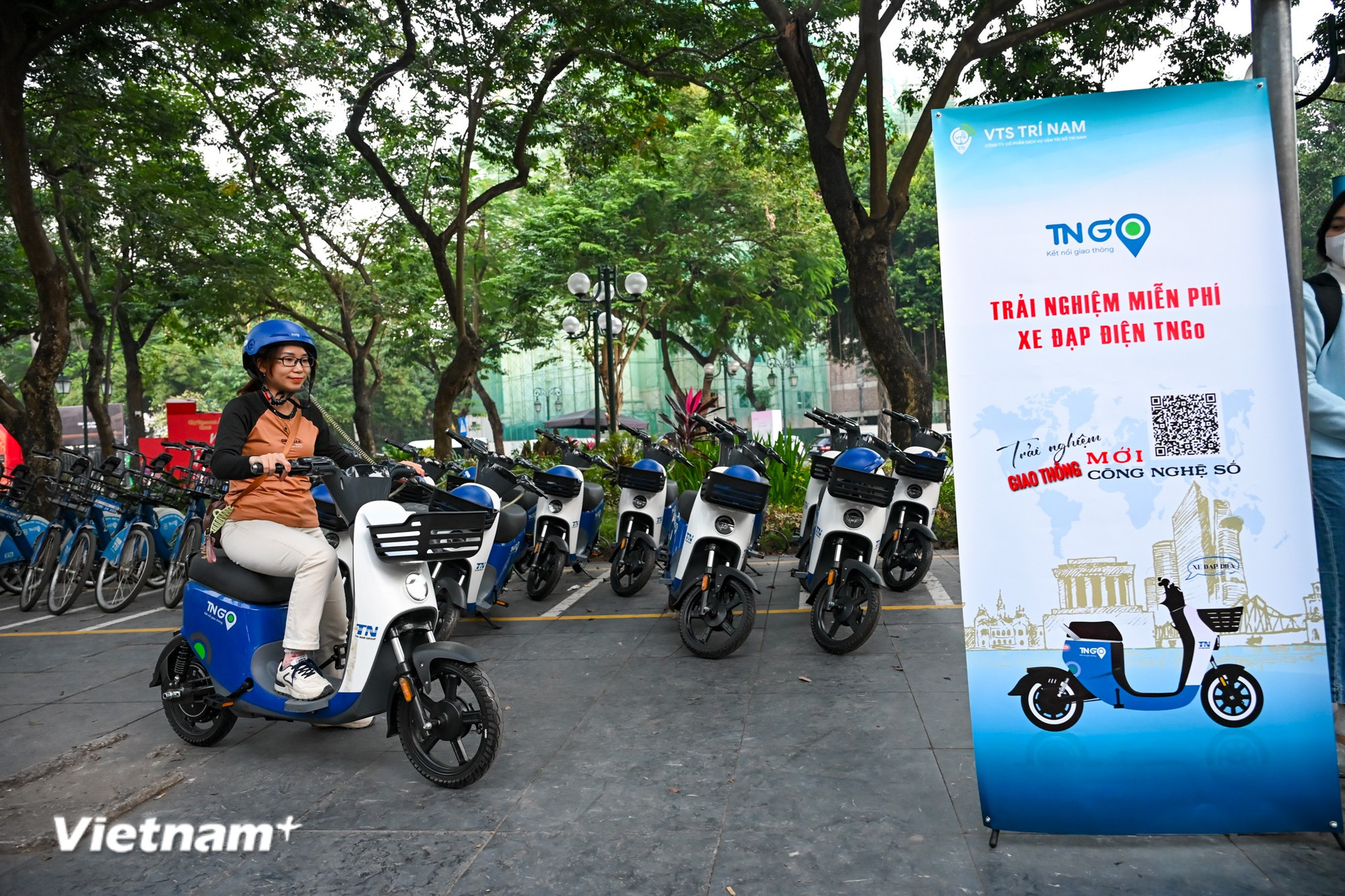 Mỗi lần sạc, đổi pin xe chạy được 90 km, tốc độ tối đa xe di chuyển là 25km/h, sức chở tối đa 130 kg (người lớn và trẻ em), xe có giá để đồ ở phía trước. (Ảnh: Minh Sơn/Vietnam+)