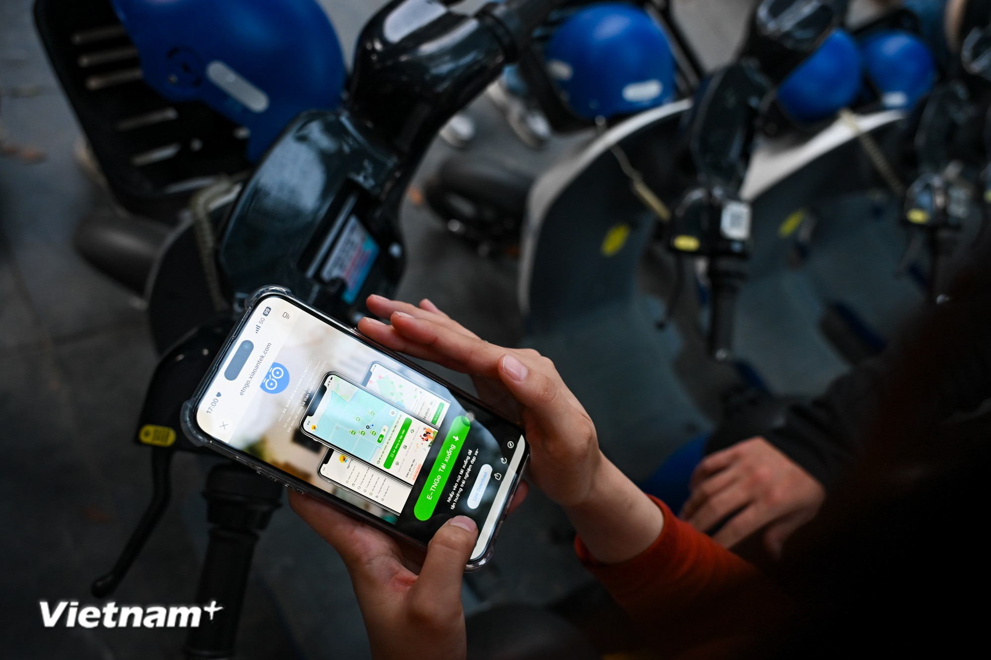 Người dùng chỉ cần tải ứng dụng, đăng ký tài khoản, nạp tiền và quét mã QR để sử dụng. Hiện tại chưa có giá dịch vụ chính thức của loại hình xe điện công cộng này. (Ảnh: Minh Sơn/Vietnam+)