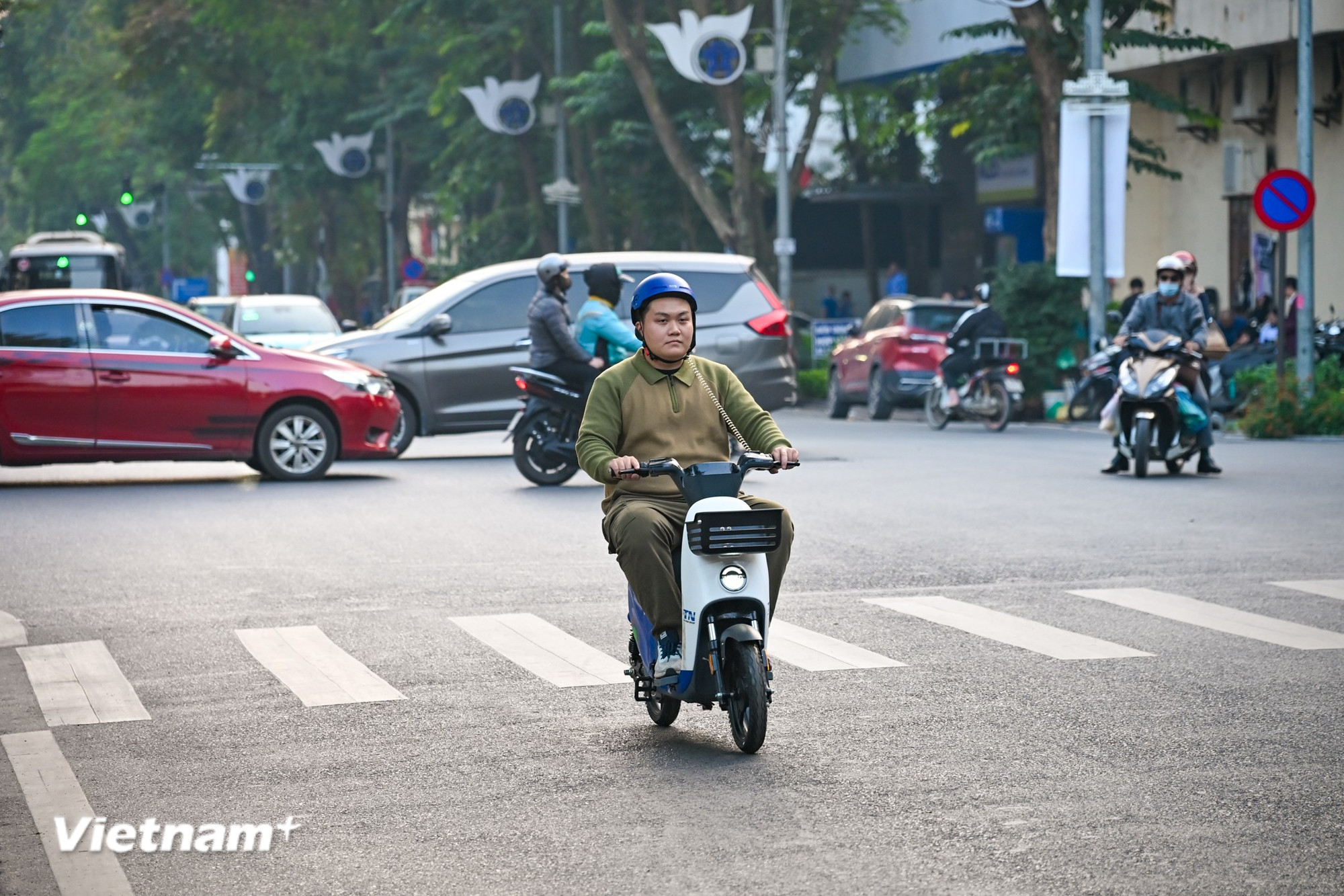 Theo đại diện đơn vị cung cấp, mỗi lần sạc, đổi pin nếu người sử dụng chỉ đi lại trong khu vực nội đô thì khoảng 1 tuần mới phải sạc, đổi pin một lần. Trong trường hợp xe hết pin người điều khiển vẫn có thể sử dụng xe như một chiếc xe đạp thông thường. (Ảnh: Minh Sơn/Vietnam+)