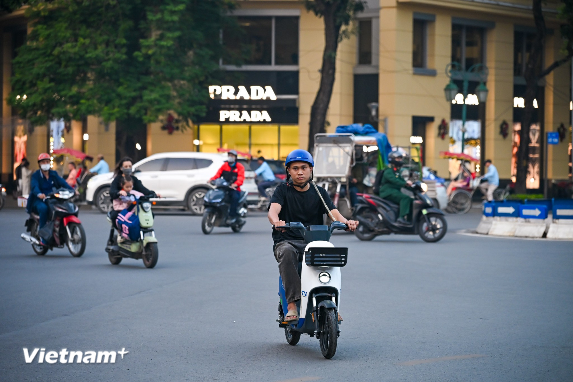 Trước đó, từ tháng 8/2023, dịch vụ xe đạp cộng cộng chính thức được triển khai trên địa bàn Hà Nội. Trong giai đoạn từ 2023 - 2025, 79 điểm trạm trên địa bàn Thủ đô và hơn 1.000 xe đạp công cộng (xe đạp cơ) được hoạt động. (Ảnh: Minh Sơn/Vietnam+)
