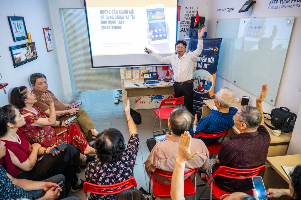 "Công nghệ phát triển từng ngày, nhưng tôi thấy người cao tuổi dường như bị bỏ lại phía sau," thầy Sơn chia sẻ. Với kinh nghiệm sư phạm và sự nhạy bén với thời cuộc, ông nhận ra rằng điều người già thiếu không phải là khả năng tiếp thu, mà là cơ hội được hướng dẫn một cách phù hợp. Xuất phát từ đó, vào tháng 3/2025, ông chính thức triển khai dự án mở lớp học công nghệ cho người cao tuổi. (Ảnh: Minh Sơn/Vietnam+)