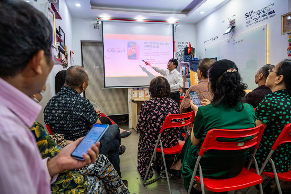 Căn phòng học chỉ rộng vài chục mét vuông nhưng luôn kín chỗ. Mỗi lớp khoảng 15-20 học viên, chia thành 3 lớp học liên tiếp. Người học chỉ cần một chiếc điện thoại thông minh. (Ảnh: Minh Sơn/Vietnam+)