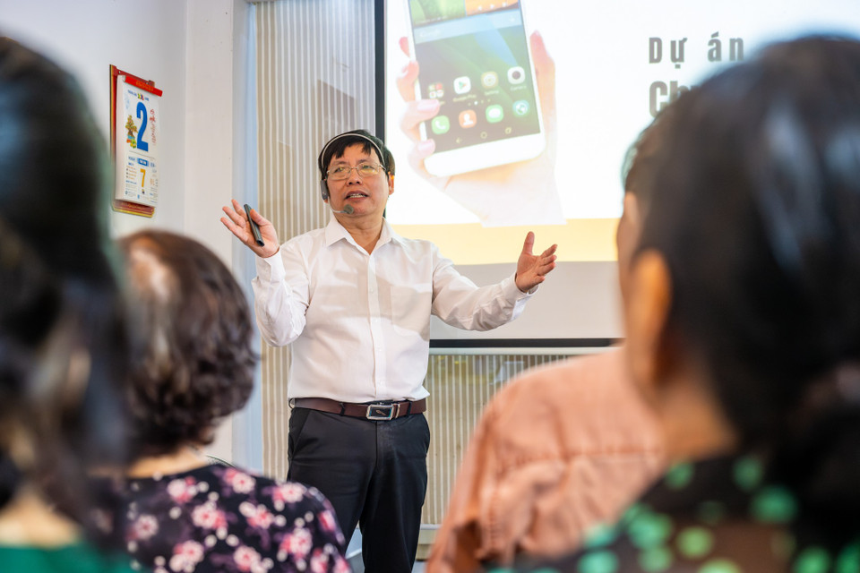 "Tuổi già đến nếu mình không học sẽ chậm từ tư duy đến hành động," ông nói. Chính trải nghiệm tự học công nghệ ở tuổi lục tuần đã trở thành ngọn lửa truyền cảm hứng giúp ông kết nối được với học viên cùng độ tuổi. "Người già sợ dùng công nghệ, sợ bị lừa đảo, sợ ấn nhầm. Nhưng khi tôi học được, tôi dạy lại và chứng minh cho họ thấy rằng: học công nghệ không có tuổi." (Ảnh: Minh Sơn/Vietnam+)