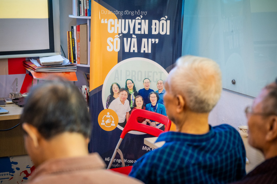 Lớp học của thầy Sơn có đủ thành phần: học viên cao tuổi nhất 85 tuổi, người trẻ nhất cũng ngoài 60. Những người tưởng như đã "gác lại" việc học nay háo hức cầm điện thoại thông minh, tập làm quen với giao diện ứng dụng, học cách bảo mật thông tin cá nhân, và đặc biệt là hiểu được lợi ích của các nền tảng AI và chuyển đổi số trong đời sống hằng ngày. (Ảnh: Minh Sơn/Vietnam+)