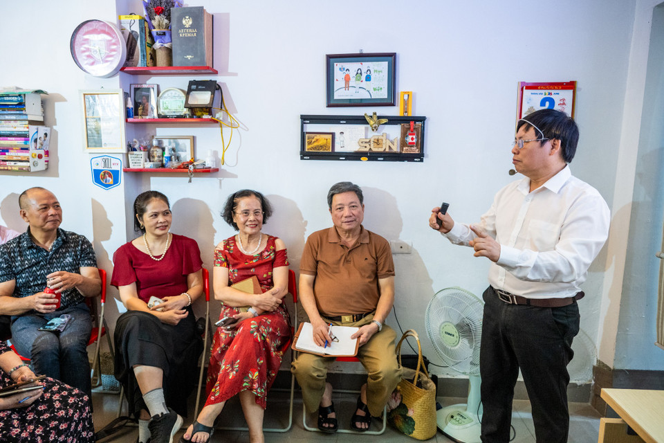 Một nội dung đặc biệt được thầy Sơn đưa vào giảng dạy là kỹ năng phòng chống lừa đảo qua không gian mạng - mối đe dọa mà người cao tuổi dễ bị tổn thương nhất. Với lối giảng giải gần gũi, dễ hiểu, ông giúp học viên hiểu rõ cách kẻ xấu lợi dụng lòng tham hoặc nỗi sợ để lừa đảo, từ các chiêu trò “trúng thưởng”, “nhận quà miễn phí”, cho đến giả danh công an đòi thông tin cá nhân.“Người cao tuổi là nhóm rất dễ bị tổn thương trên không gian mạng nếu không được trang bị kiến thức. Chuyển đổi số đang diễn ra rất mạnh, nếu họ không thay đổi, họ sẽ bị bỏ lại phía sau,” thầy Sơn chia sẻ đầy trăn trở. (Ảnh: Minh Sơn/Vietnam+)