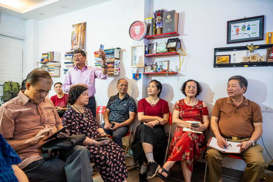 Ông Phạm Văn Hùng (người dân sống ở phố Nguyễn Phong Sắc, Hà Nội) hào hứng chia sẻ: "Tôi khi nghe thấy thầy Sơn tổ chức lớp học AI, ban đầu cũng chưa hiểu rõ là học cái gì, bởi thói quen của tôi trước đến nay đều chỉ biết đến việc tra cứu trên Google. Nhưng sau khi học, những thứ cần tìm hiểu giờ đây có thể được Chatbot GPT, Gemini giải đáp nhanh chóng." (Ảnh: Minh Sơn/Vietnam+)